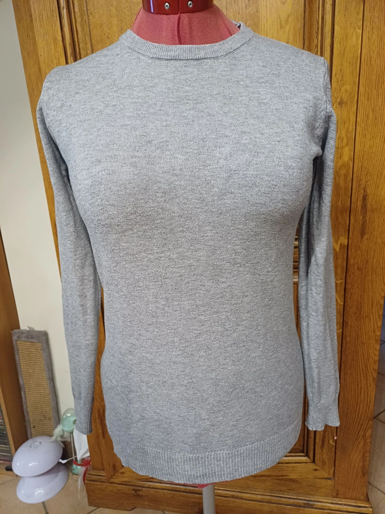 Pull gris taille L mais plus taille M soit 38 au vu des mesures marque Elevenparis tres bon etat en Polyester  viscose et nylon 